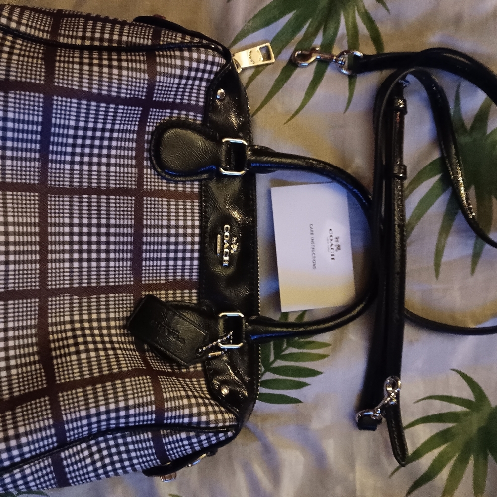 Cute coach bag , can be crossbody and handbag, perfect for winter /colors